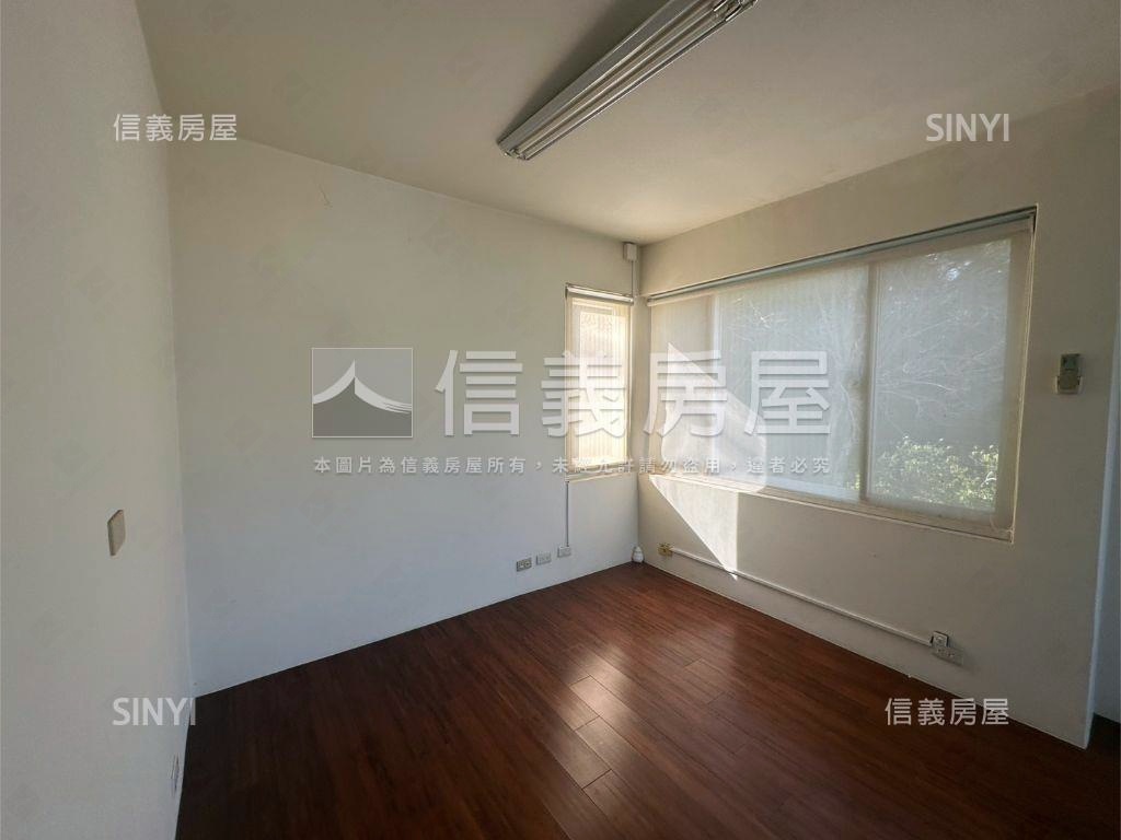 近園區車庫庭院山景別墅房屋室內格局與周邊環境