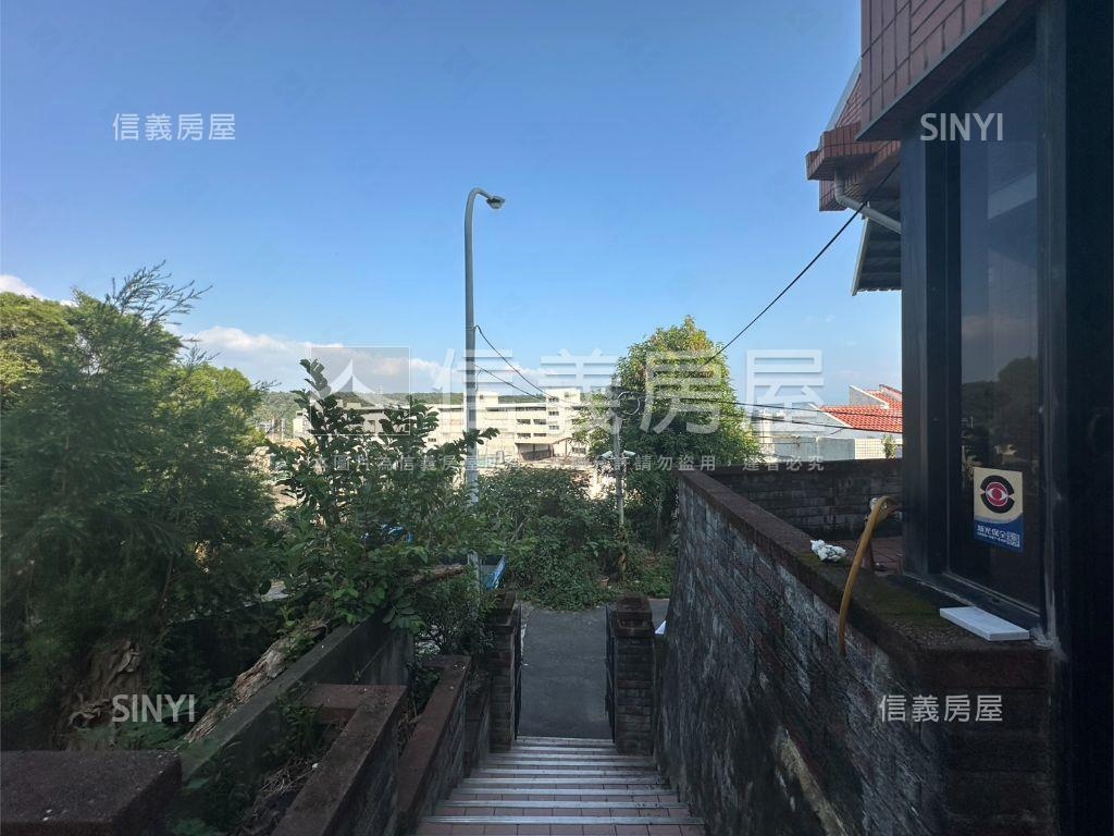近園區車庫庭院山景別墅房屋室內格局與周邊環境