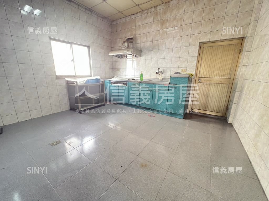 地約５９坪，邊間透天房屋室內格局與周邊環境