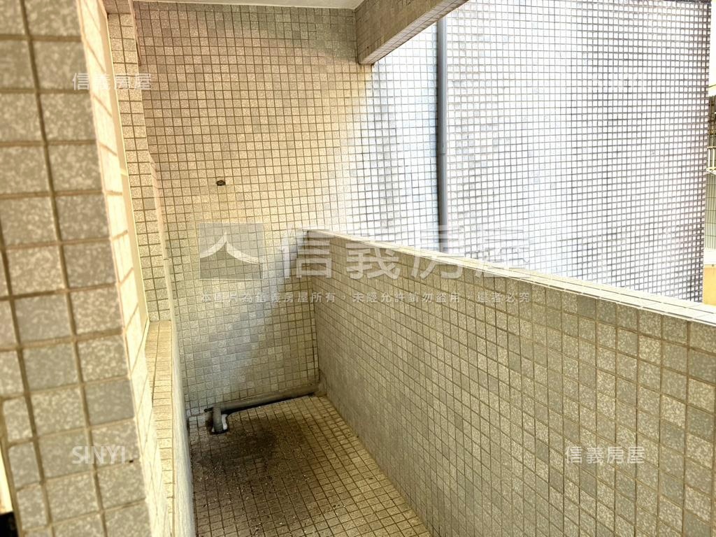 台北芳鄰挑高住宅有車位房屋室內格局與周邊環境