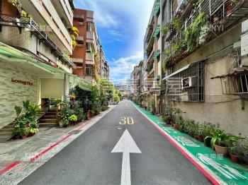 科技大樓收租文青店面