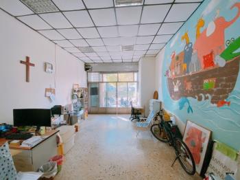 近Ｇ７捷運陽光灑落樓店