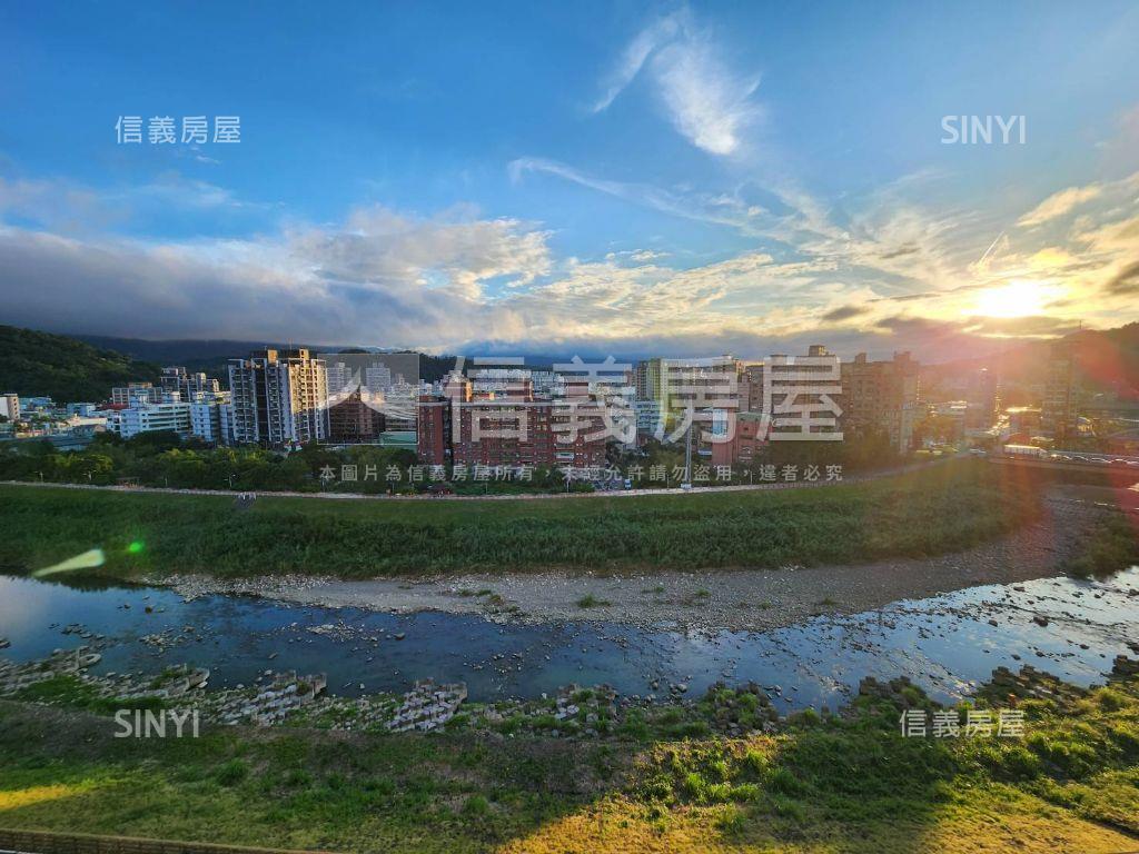 近捷運悅灣一層一戶正三房房屋室內格局與周邊環境