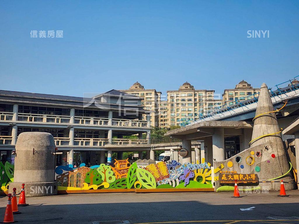 近捷運悅灣一層一戶正三房房屋室內格局與周邊環境