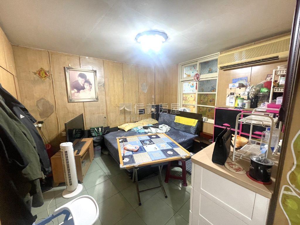 近環球稀有透天房屋室內格局與周邊環境
