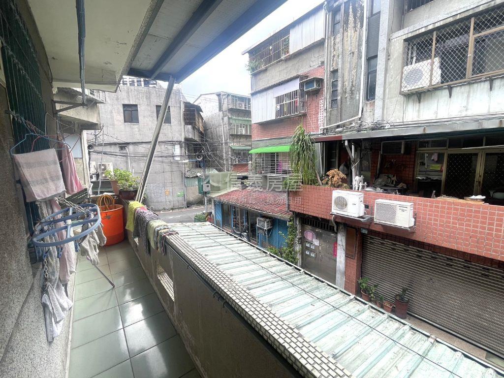近環球稀有透天房屋室內格局與周邊環境