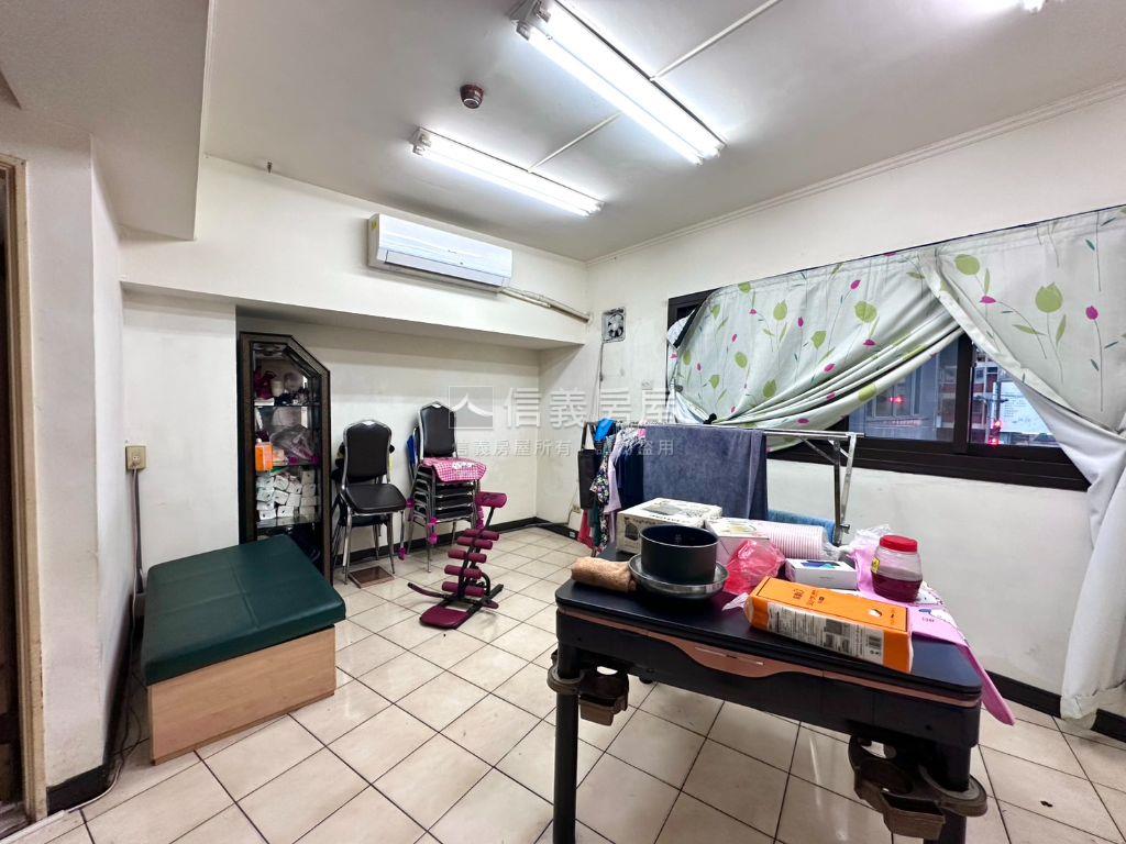 中清路顯眼店面３層樓房屋室內格局與周邊環境