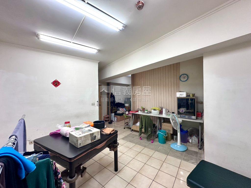 中清路顯眼店面３層樓房屋室內格局與周邊環境