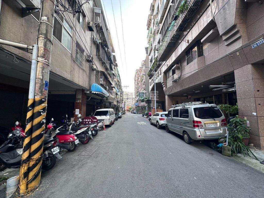 中清路顯眼店面３層樓房屋室內格局與周邊環境
