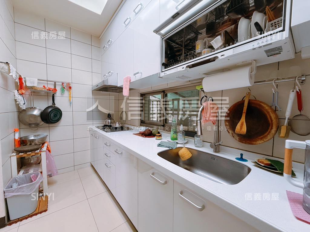 山峰重劃區庭院車庫別墅房屋室內格局與周邊環境