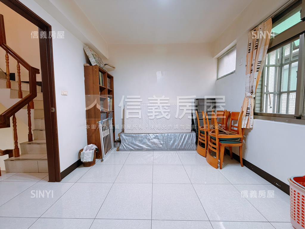 山峰重劃區庭院車庫別墅房屋室內格局與周邊環境