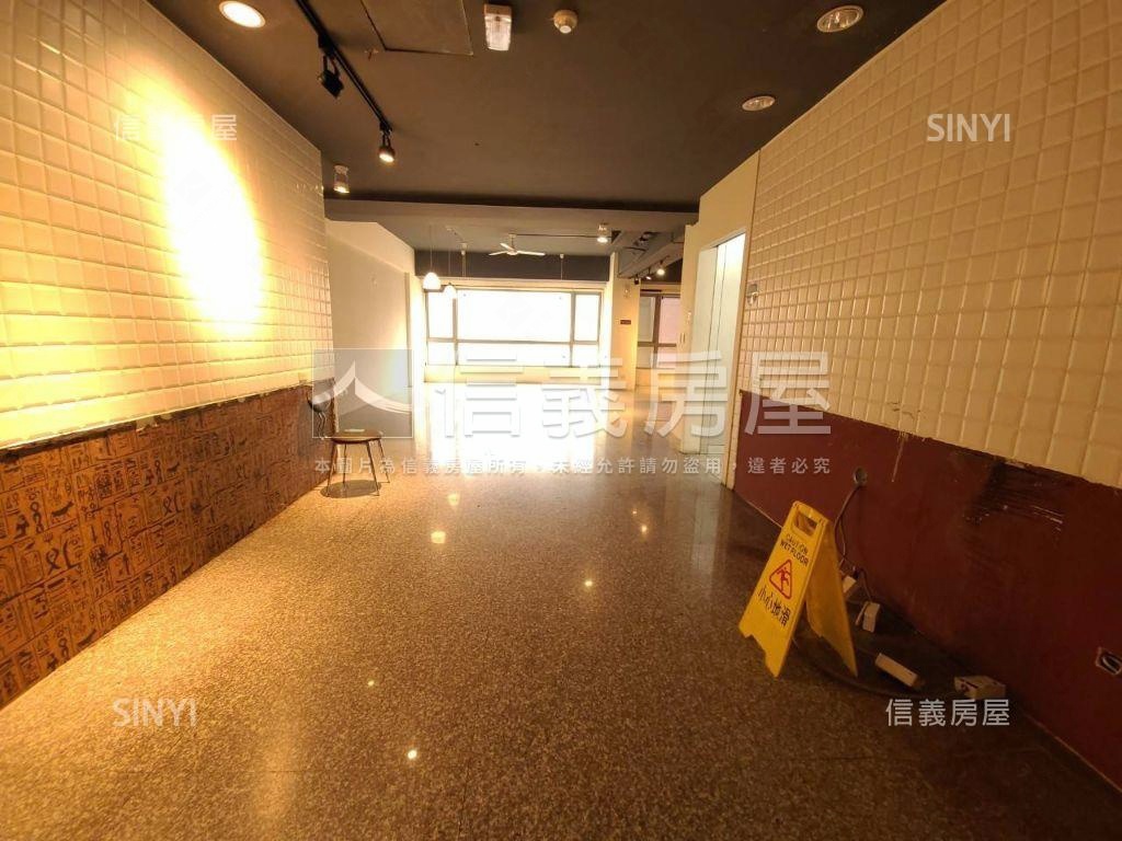 青海河南路口燙金熱鬧店面房屋室內格局與周邊環境
