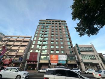 青海河南路口燙金熱鬧店面