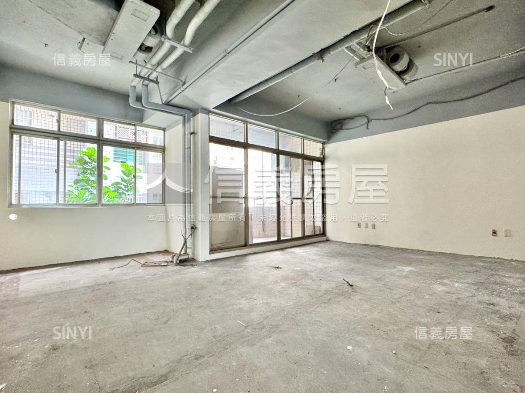 巨蛋捷運百坪面寬店霸房屋室內格局與周邊環境