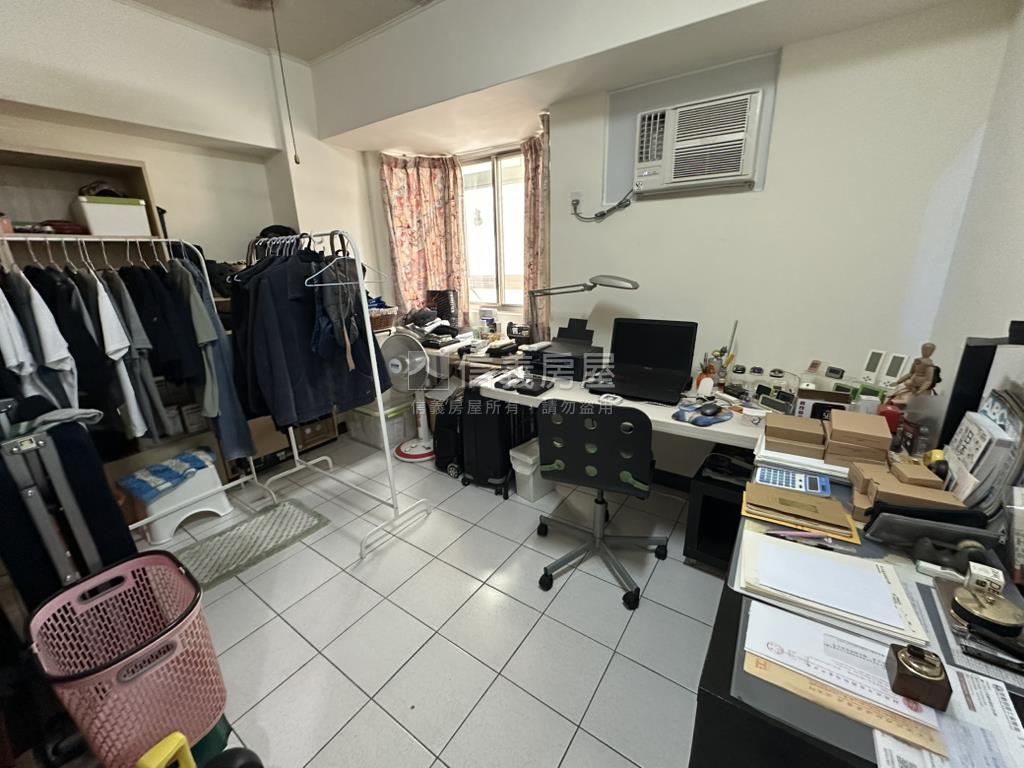 西屯中科三房附Ｂ１平車位房屋室內格局與周邊環境
