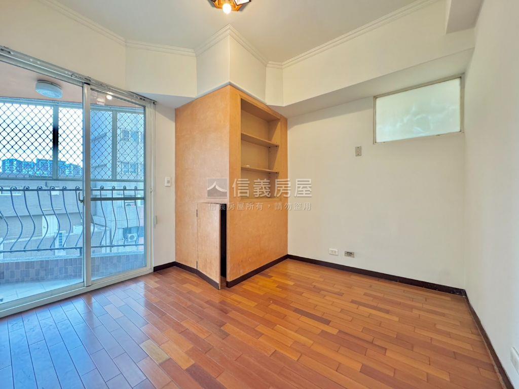 香榭麗舍美三房房屋室內格局與周邊環境