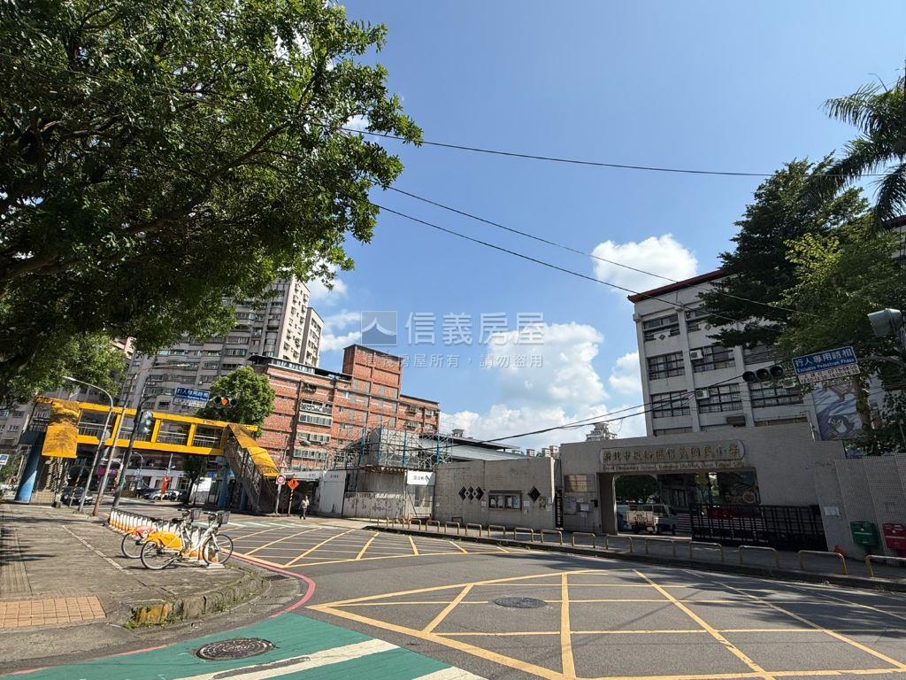 亞東商圈４房車位房屋室內格局與周邊環境