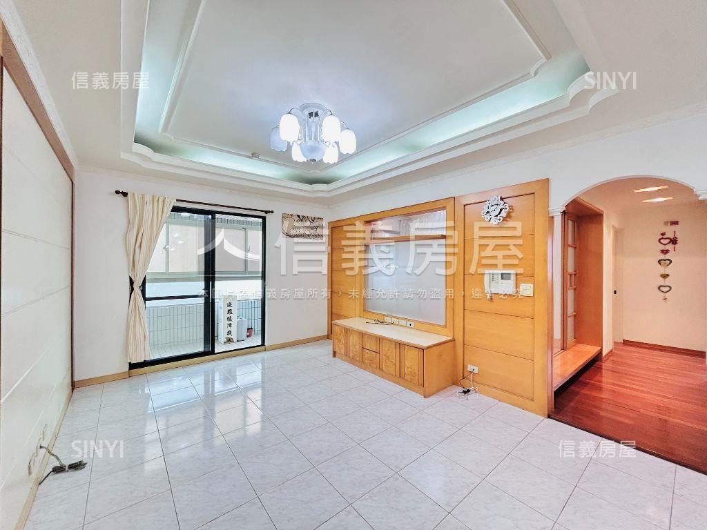 國泰商圈維也納三房車位房屋室內格局與周邊環境