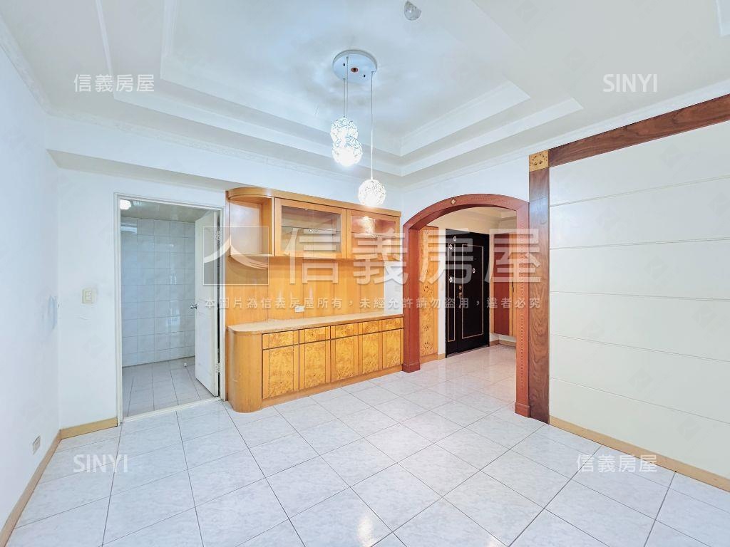 國泰商圈維也納三房車位房屋室內格局與周邊環境