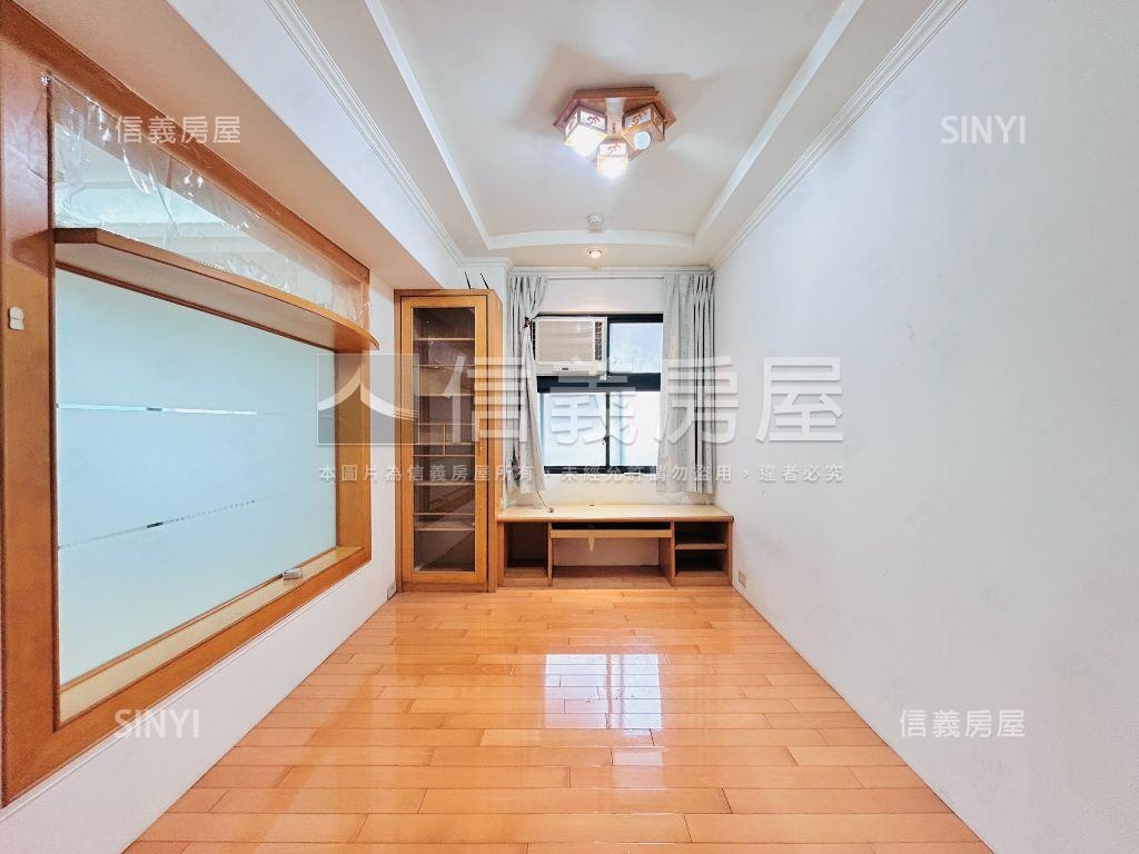 國泰商圈維也納三房車位房屋室內格局與周邊環境