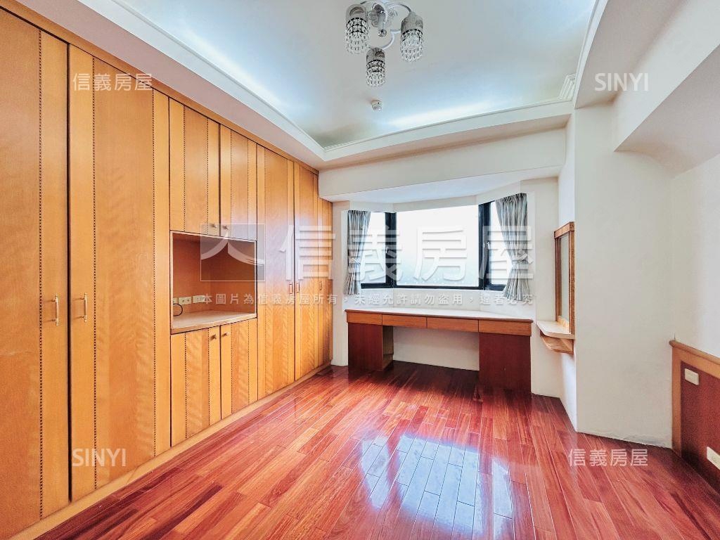 國泰商圈維也納三房車位房屋室內格局與周邊環境