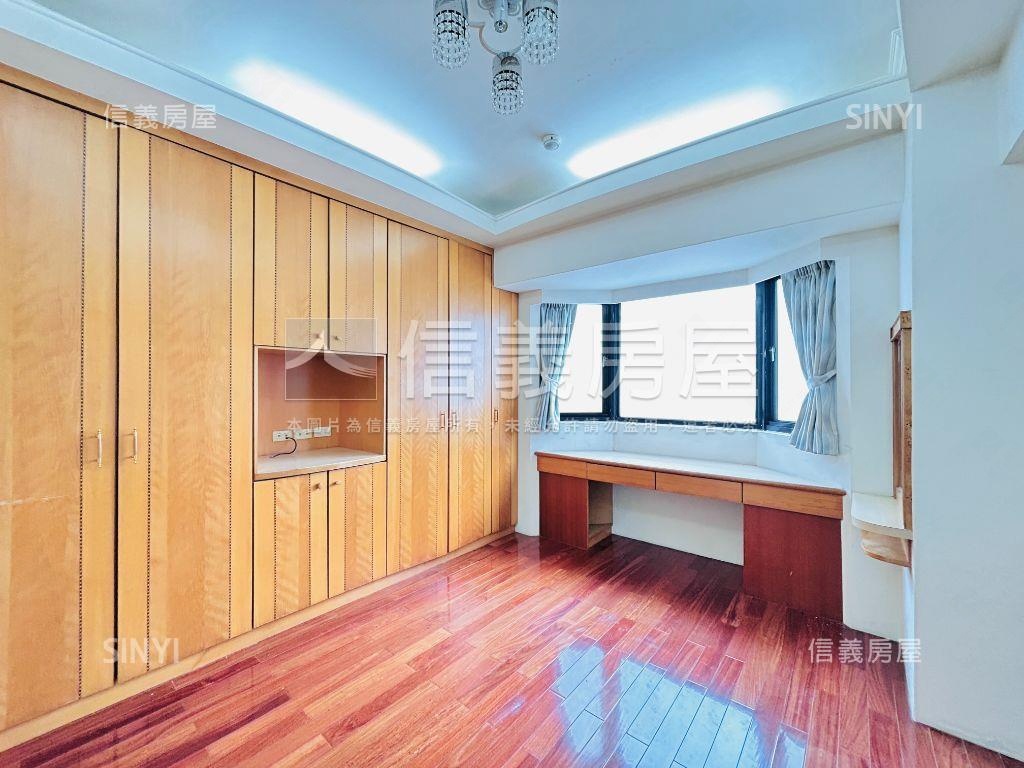 國泰商圈維也納三房車位房屋室內格局與周邊環境