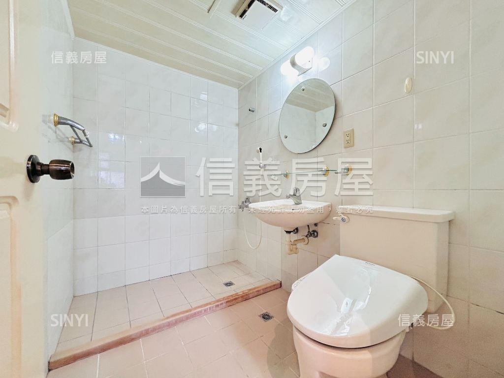 國泰商圈維也納三房車位房屋室內格局與周邊環境