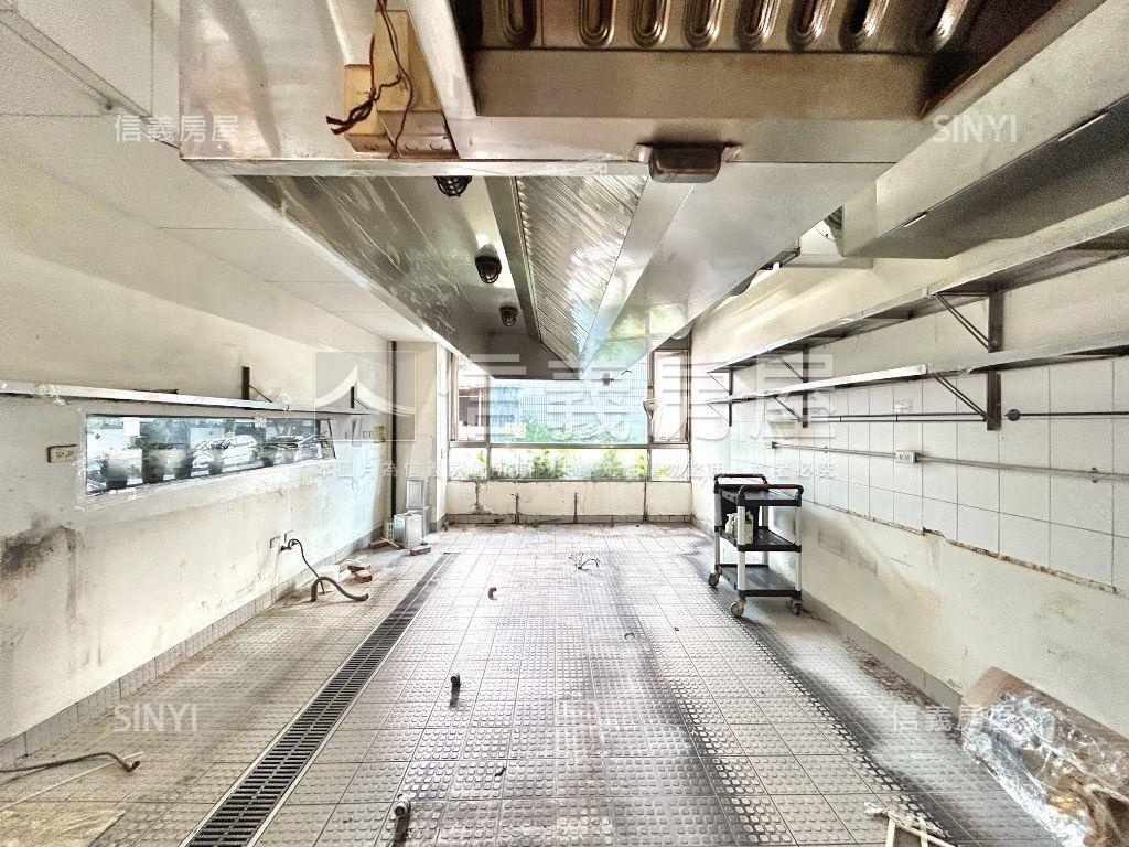 近東興國小面寬約１８米店房屋室內格局與周邊環境