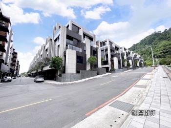 美麗山林透天第一排