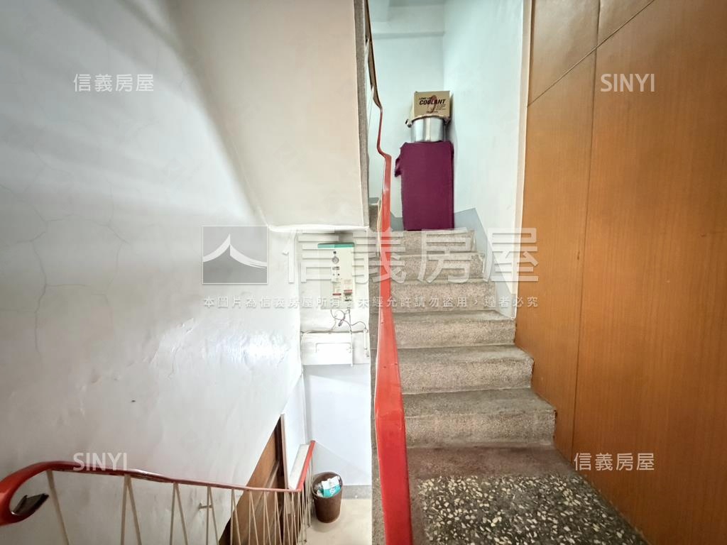 鳳山火車站旁騎樓透天房屋室內格局與周邊環境