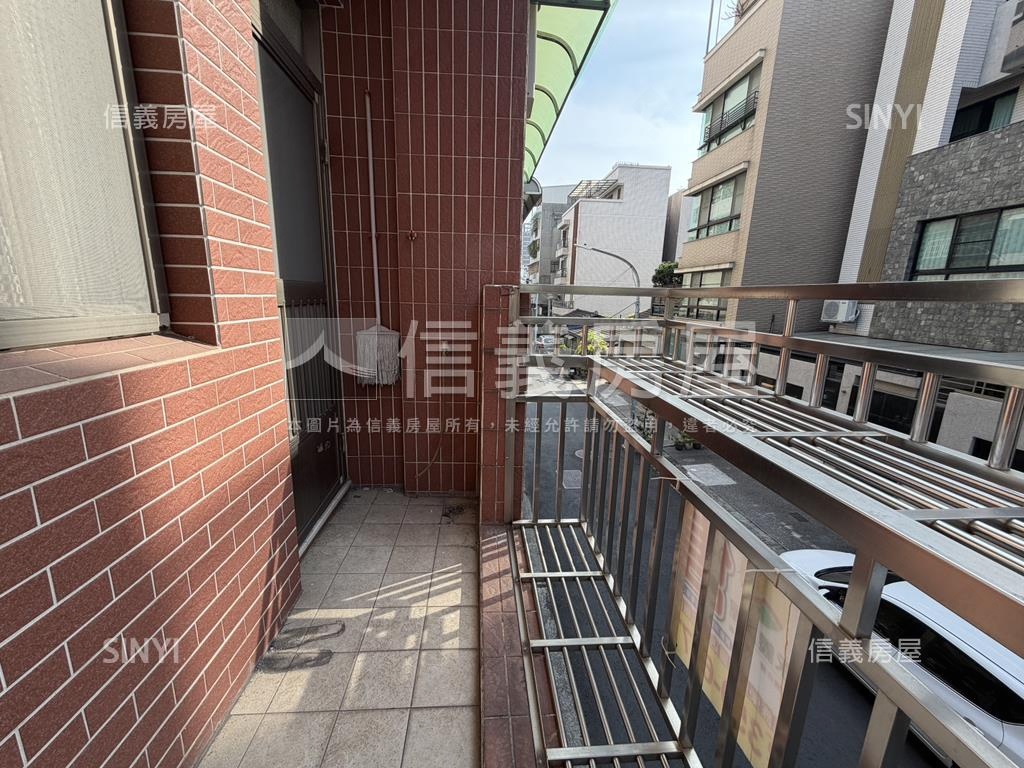 鳳山火車站旁騎樓透天房屋室內格局與周邊環境