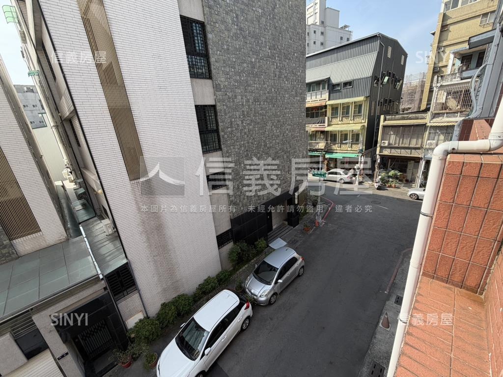 鳳山火車站旁騎樓透天房屋室內格局與周邊環境