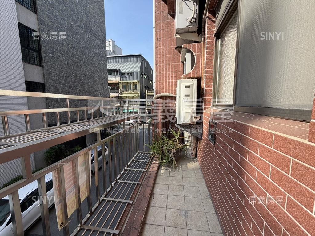 鳳山火車站旁騎樓透天房屋室內格局與周邊環境