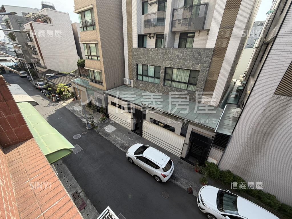 鳳山火車站旁騎樓透天房屋室內格局與周邊環境