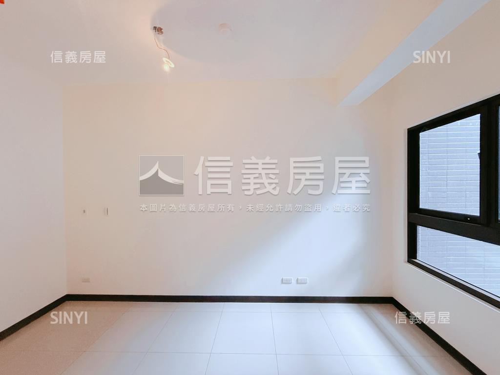 先看這間皇普高樓２房平車房屋室內格局與周邊環境