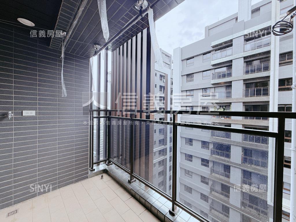 先看這間皇普高樓２房平車房屋室內格局與周邊環境