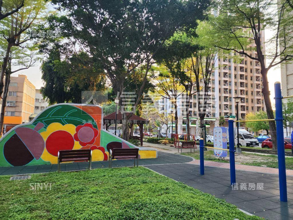 先看這間皇普高樓２房平車房屋室內格局與周邊環境