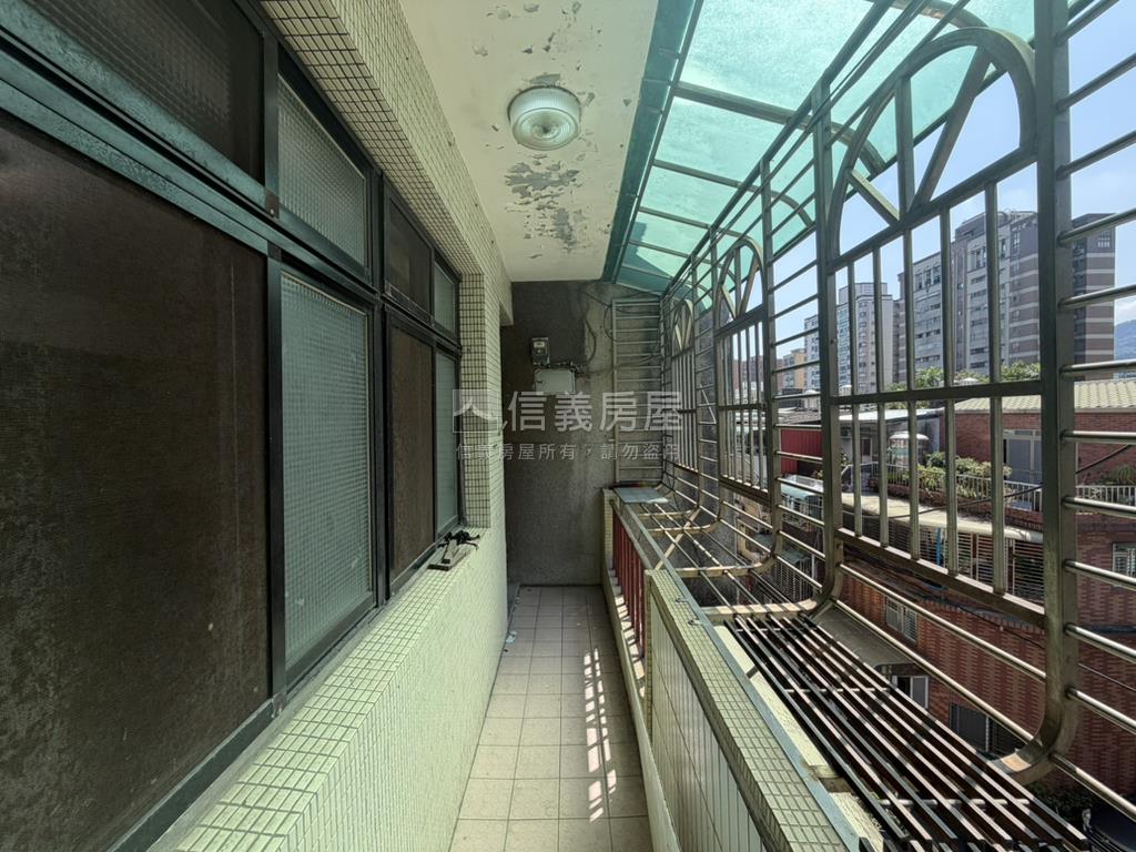 近車站邊間景觀採光三房房屋室內格局與周邊環境