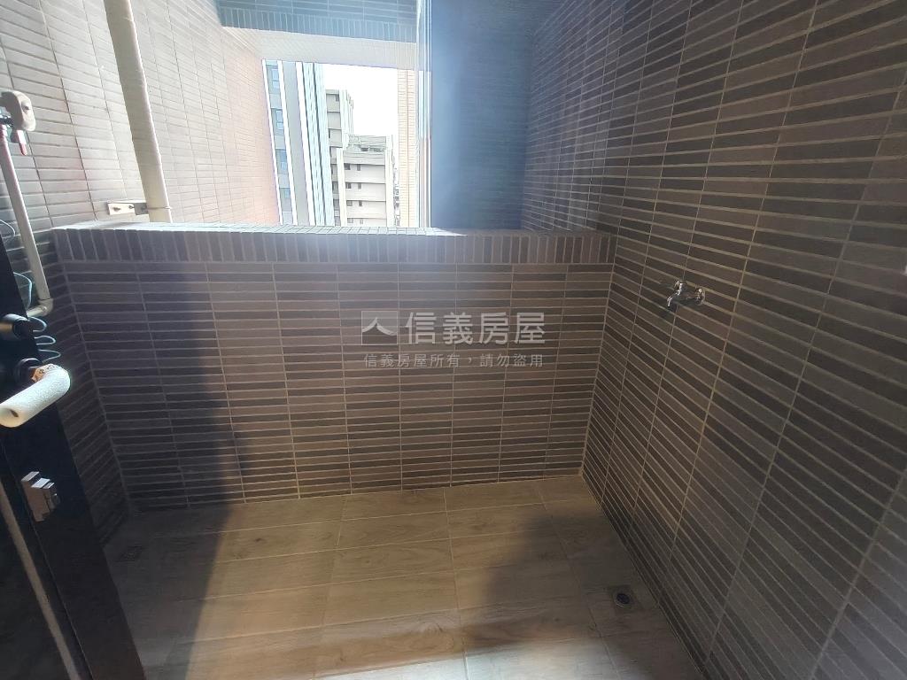 自由之丘高樓邊間三房車位房屋室內格局與周邊環境