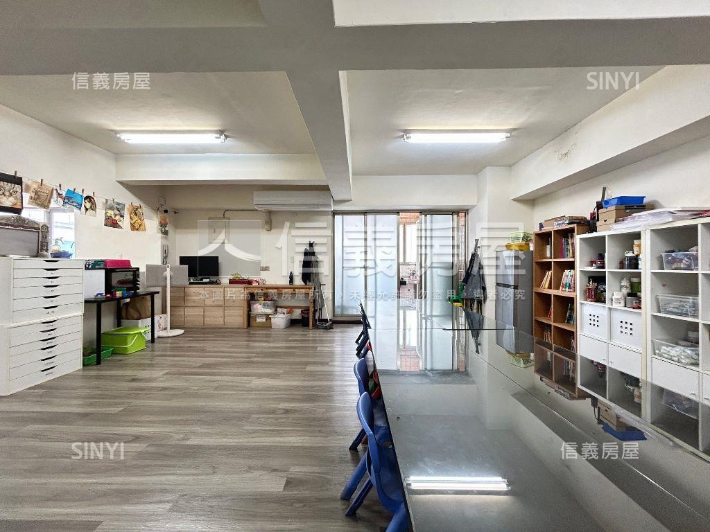 近向上路邊間大面寬金店面房屋室內格局與周邊環境