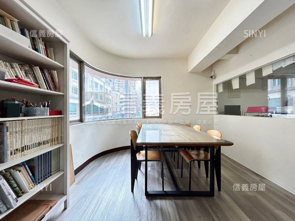 近向上路邊間大面寬金店面房屋室內格局與周邊環境