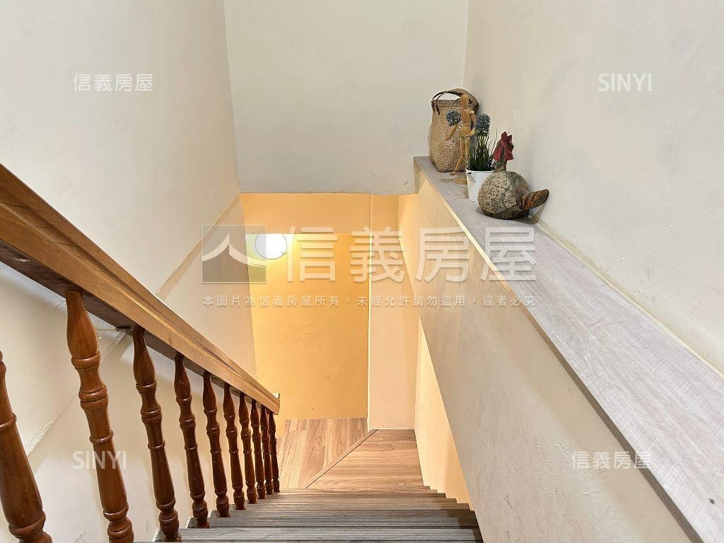 近向上路邊間大面寬金店面房屋室內格局與周邊環境