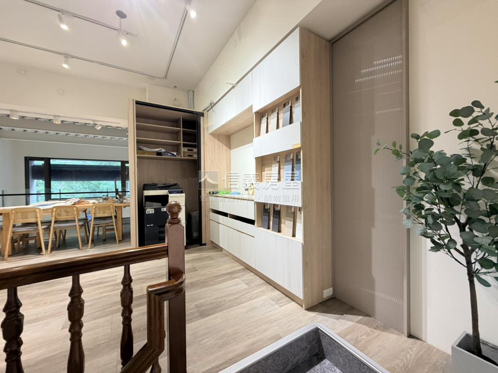 近公園捷運邊間採光店房屋室內格局與周邊環境
