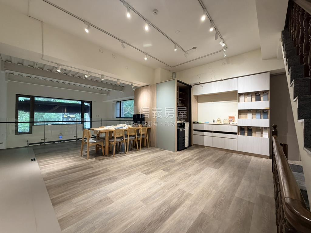 近公園捷運邊間採光店房屋室內格局與周邊環境