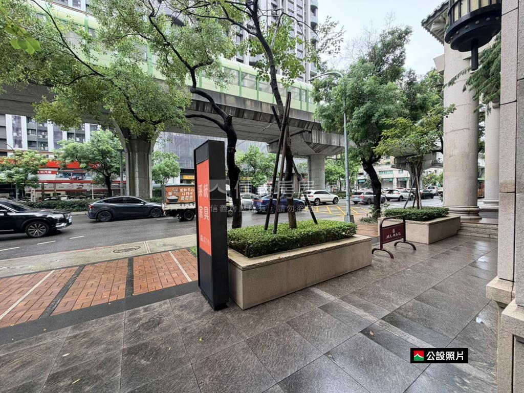 近公園捷運邊間採光店房屋室內格局與周邊環境