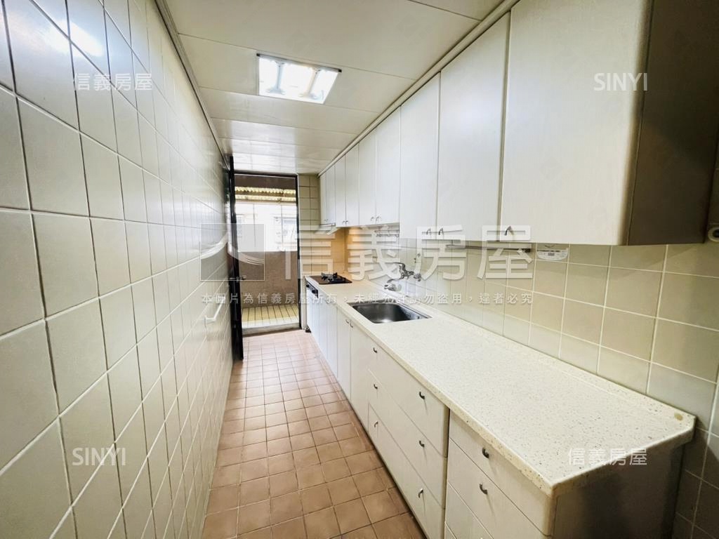 書香世家四房車位房屋室內格局與周邊環境