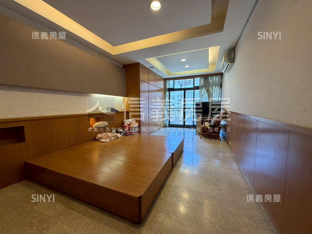 法院旁獨梯獨戶明亮美四房房屋室內格局與周邊環境