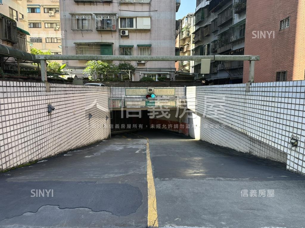 信義區獨立產權坡平車位房屋室內格局與周邊環境