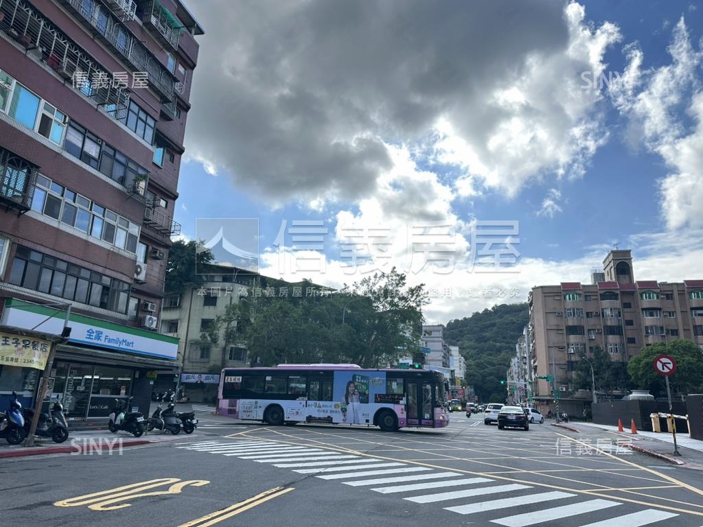 信義區獨立產權坡平車位房屋室內格局與周邊環境