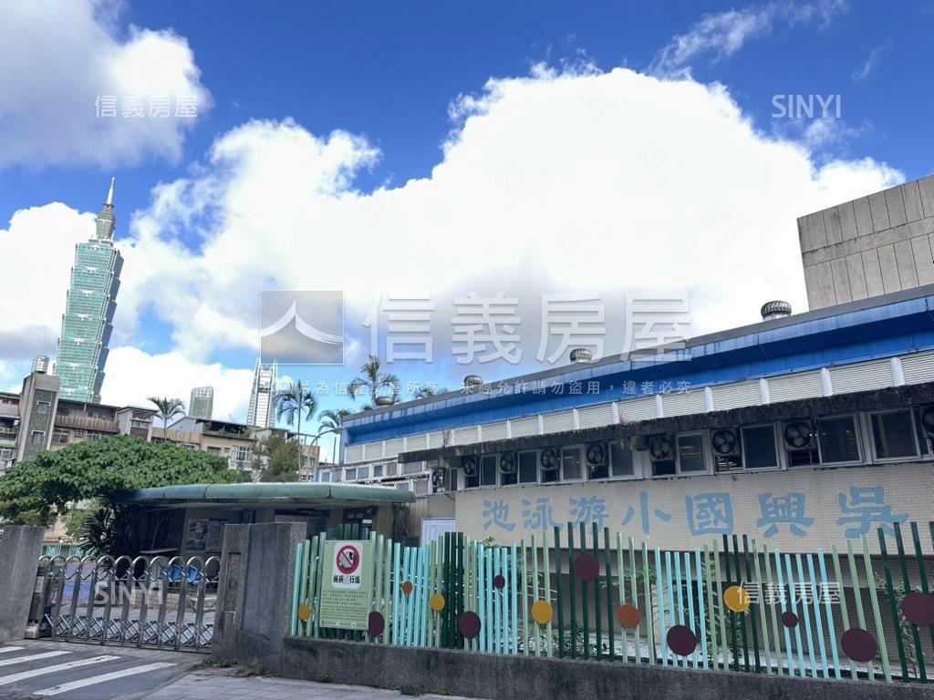 信義區獨立產權坡平車位房屋室內格局與周邊環境